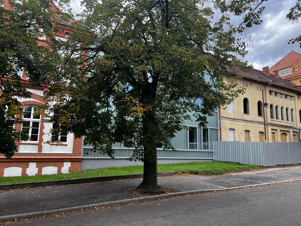 Budynek dawnego szpitala przy ulicy Warszawskiej. Wejście od strony Poradni Onkologicznej.